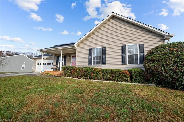 view of front of house featuring a garage and a front yard