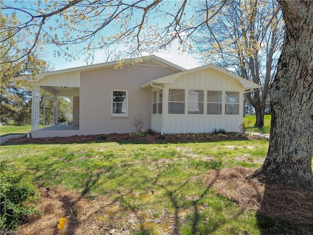 exterior space featuring a lawn