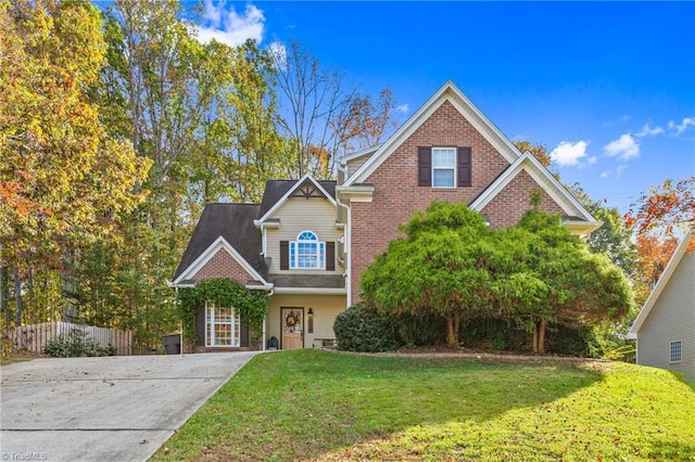 view of front of property featuring a front yard