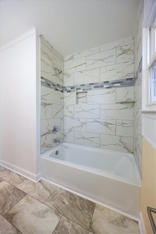 bathroom with tiled shower / bath