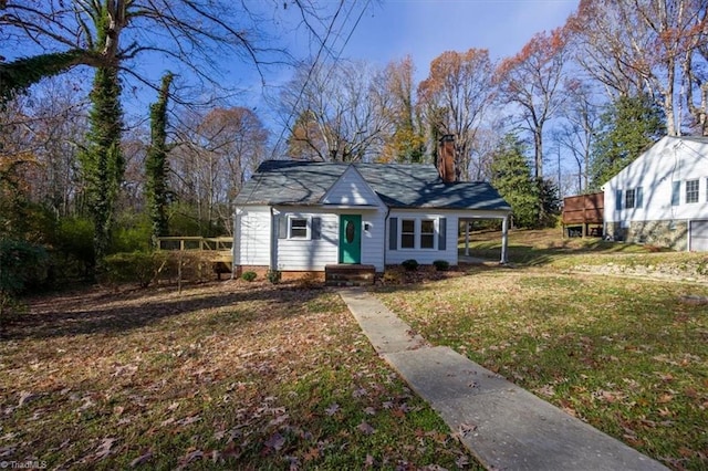 view of front of property featuring a carport and a front yard