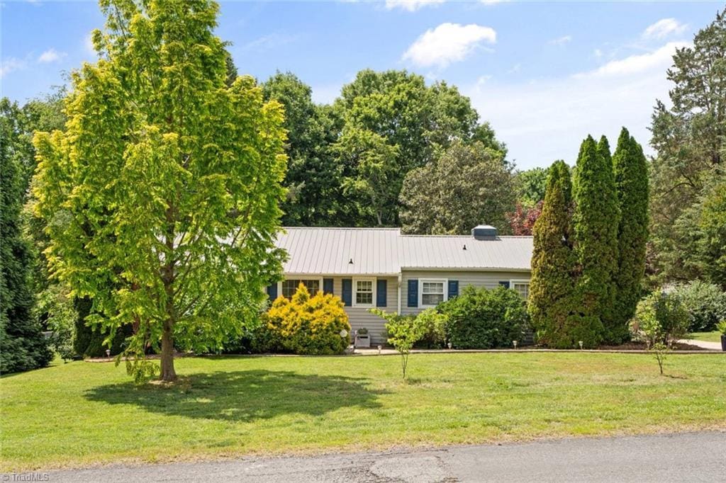 3120 Myrtle St, Winston-Salem, NC 27107 - ranch-style home featuring a front lawn and metal roof