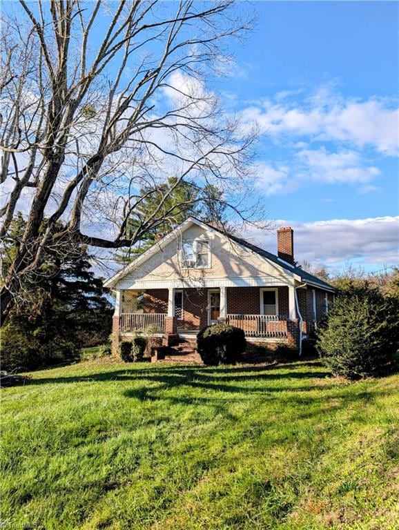 view of front of house featuring a front lawn