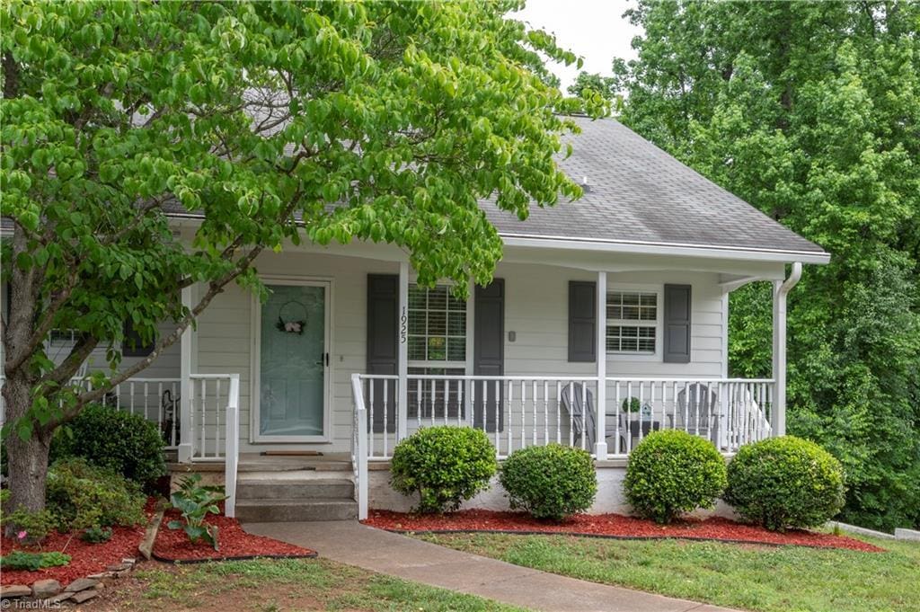 view of front facade with a porch