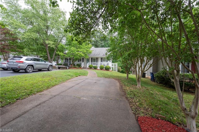 view of front facade featuring a front yard