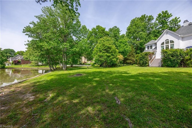 view of grassy yard featuring a water view