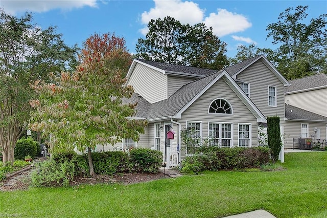 view of front facade with a front yard