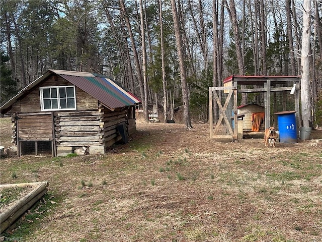 view of yard featuring an outdoor structure