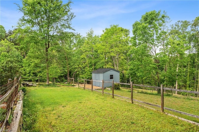 view of yard featuring fence and an outbuilding