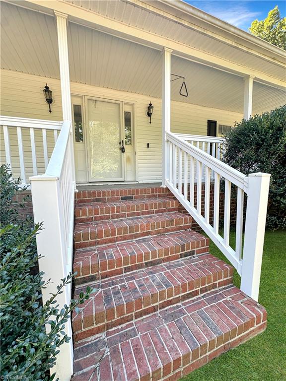 property entrance featuring a porch