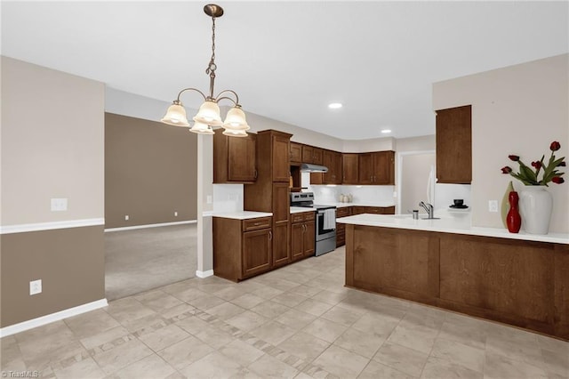 7060 Orchard Path Dr, Clemmons, NC 27012 - kitchen featuring stainless steel electric stove, light countertops, a chandelier, under cabinet range hood, and a peninsula