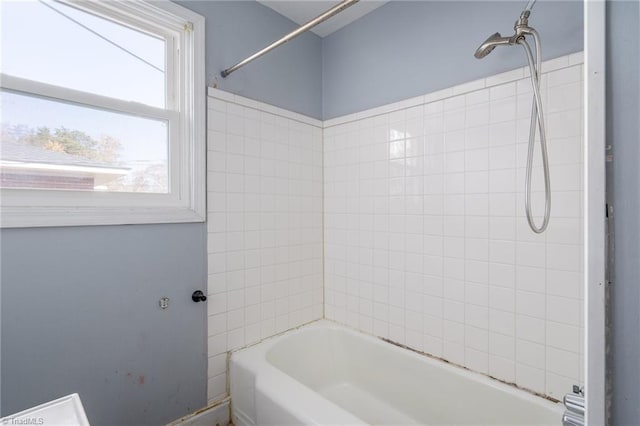 bathroom featuring tiled shower / bath combo