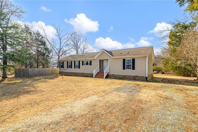 view of front of property featuring a front lawn