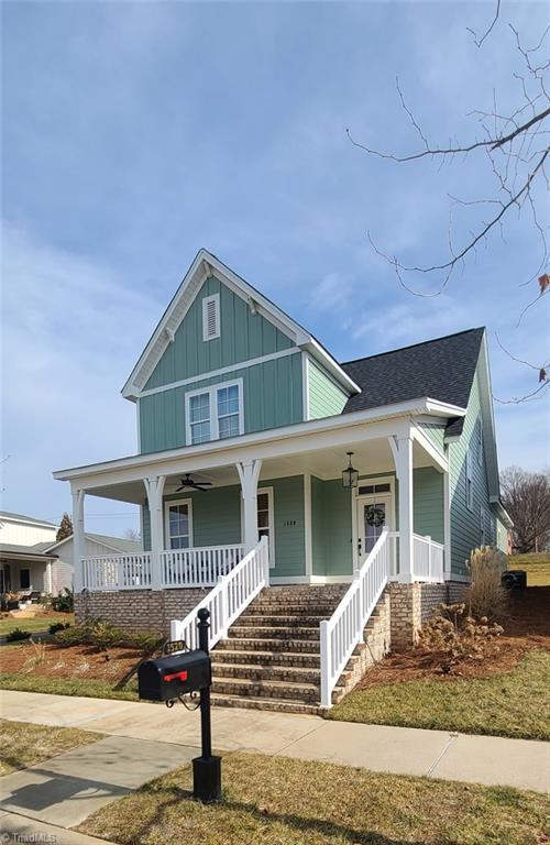 view of front of house featuring a porch and a front yard