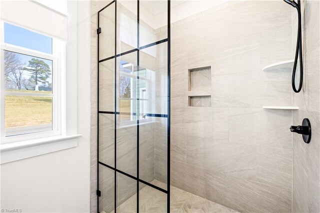 bathroom featuring a tile shower