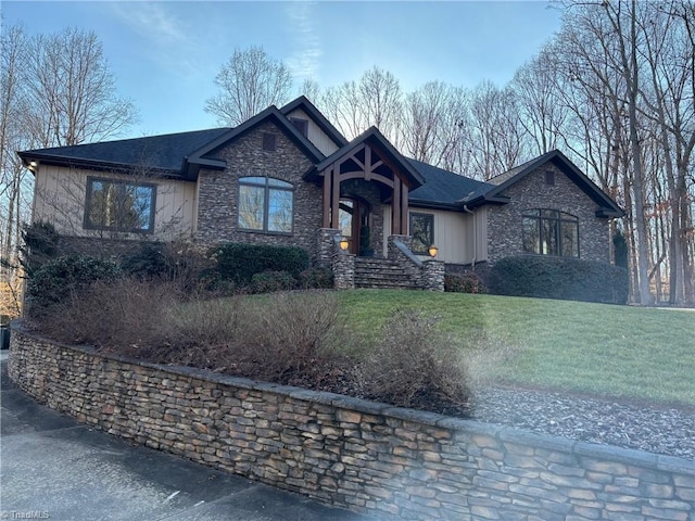 view of front of house featuring a front lawn