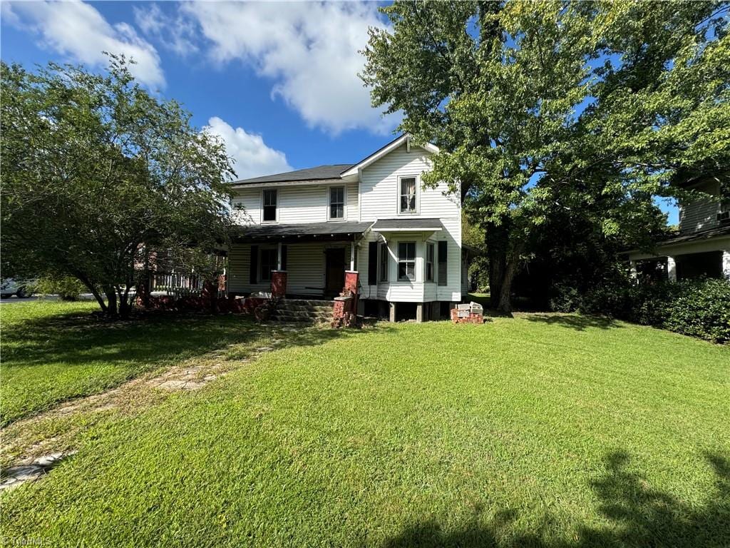 view of front of property with a front lawn