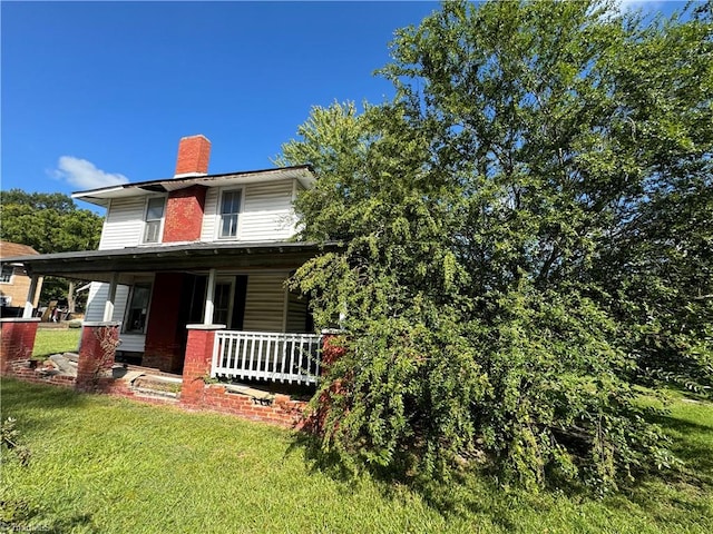 view of front of house featuring a front lawn and covered porch