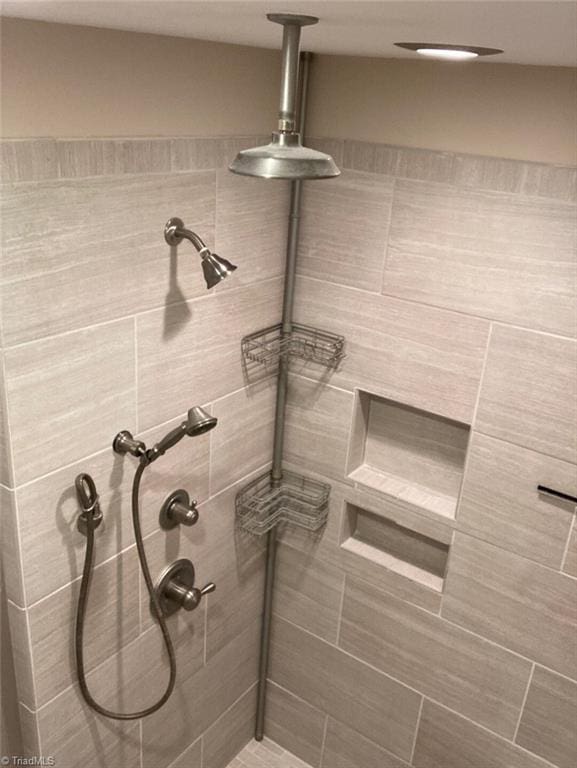 3908 Sandlewood Rd, High Point, NC 27265 - bathroom featuring tiled shower