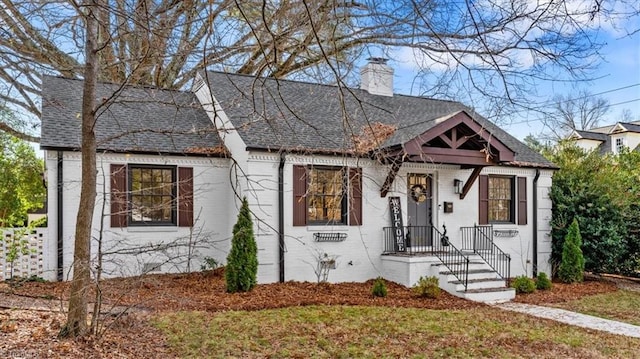 view of front of home featuring a front yard