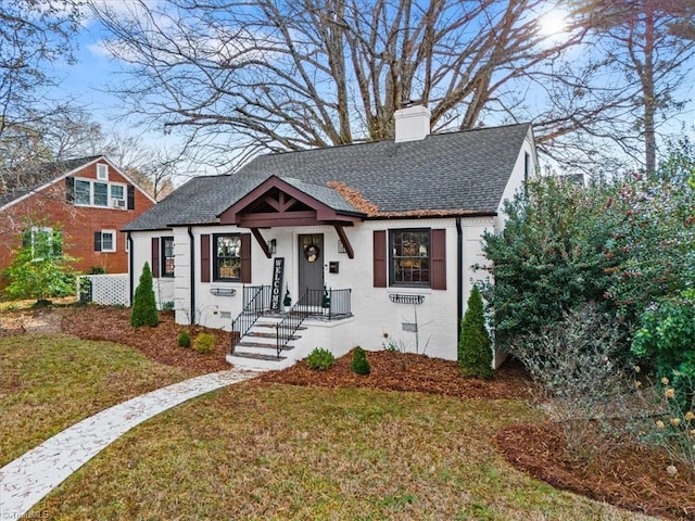 bungalow featuring a front lawn