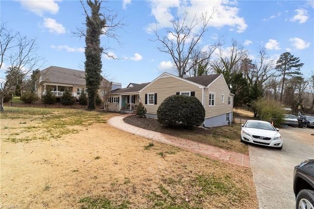 view of front facade with driveway