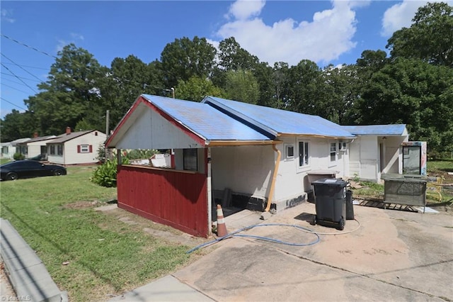 view of front of house featuring a front lawn and a patio