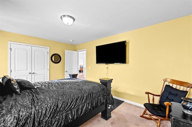 bedroom featuring carpet flooring and a closet