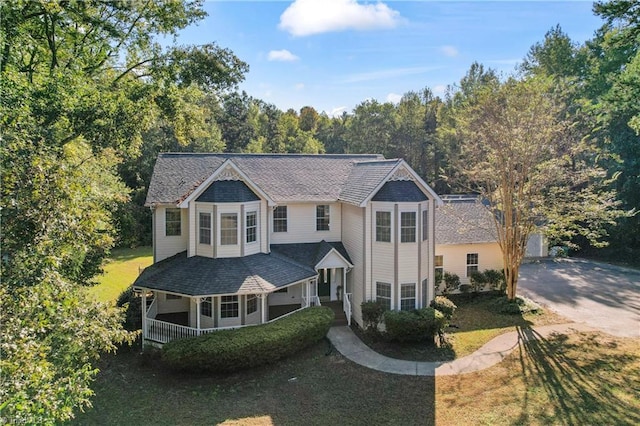 view of front of property with a front lawn and covered porch