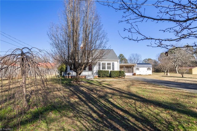 view of front of home with a carport and a front yard