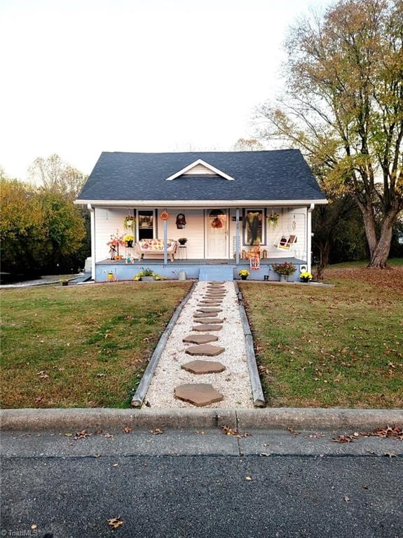 view of front of house featuring covered porch and a front lawn