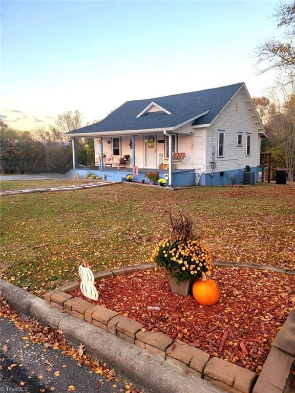 single story home featuring a lawn