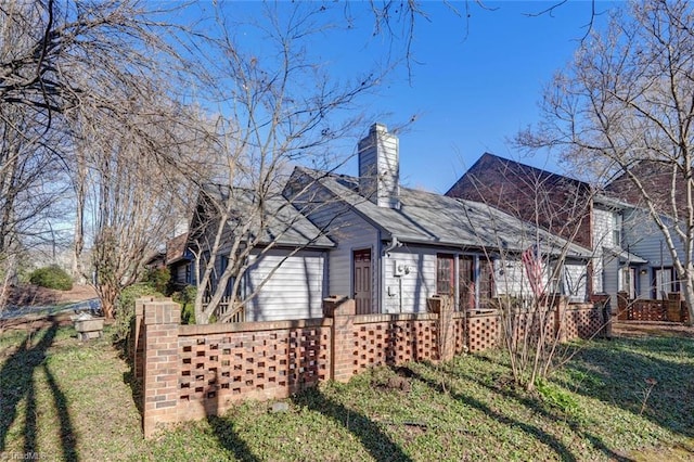 view of front facade featuring a front yard