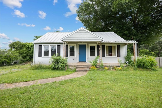 view of front of home with covered porch and a front lawn