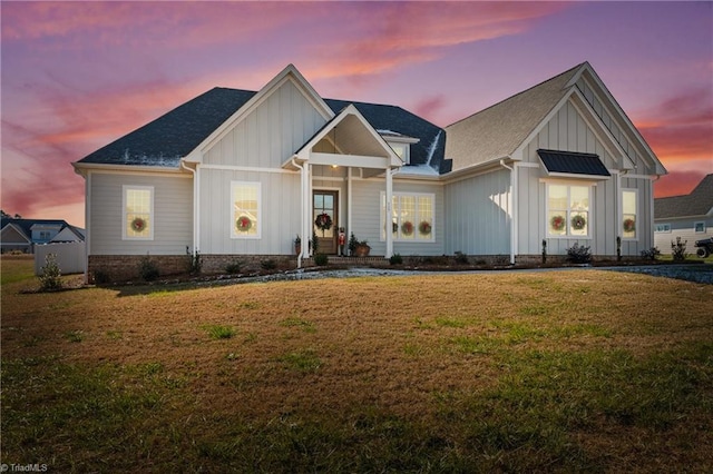 view of front of home featuring a yard