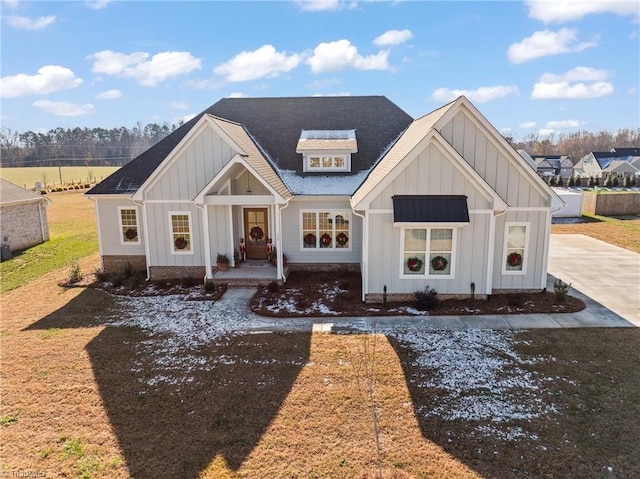 view of front of home featuring a front yard