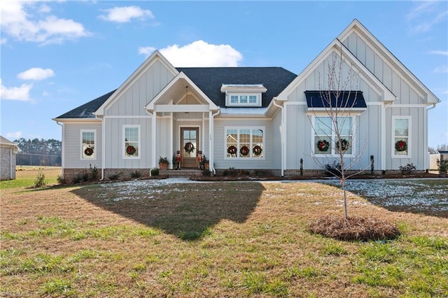 view of front of home with a front yard