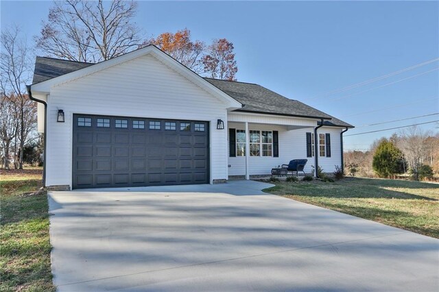 view of front facade with a garage and a front yard