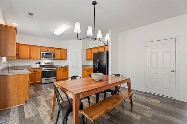 dining room featuring recessed lighting, baseboards, dark wood-style flooring, and visible vents