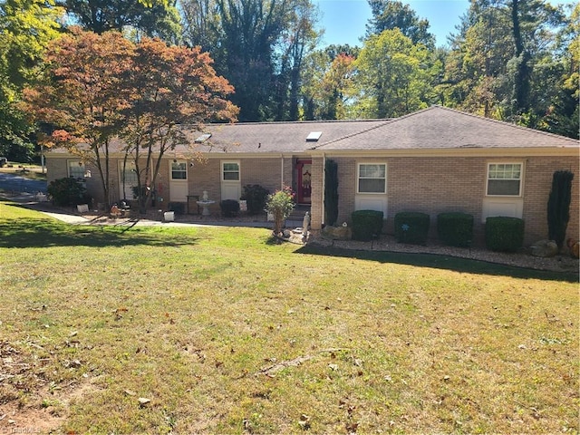 view of front of property featuring a front yard