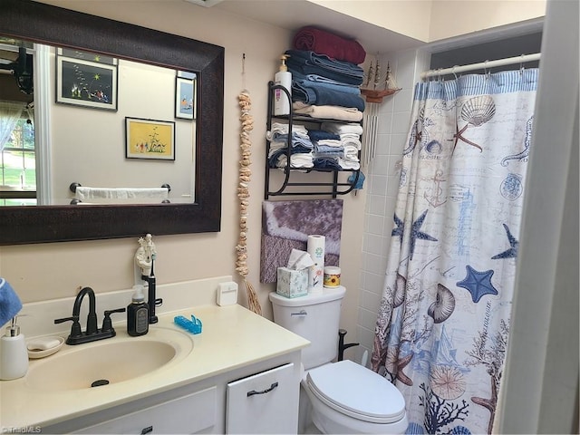 bathroom with a shower with curtain, vanity, and toilet