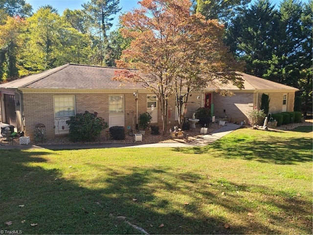 view of front of house featuring a front lawn