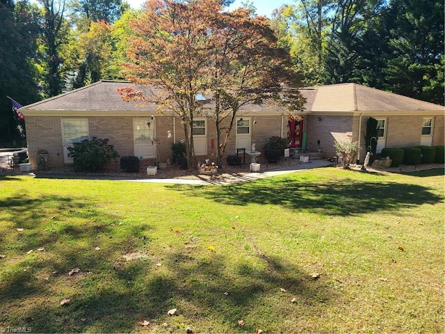 view of front facade featuring a front yard