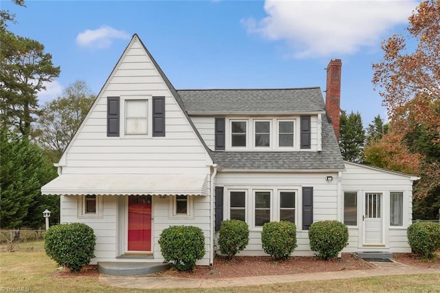 view of front of house with a front yard