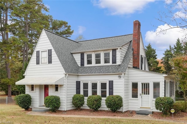 view of front of property with a front lawn