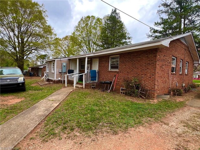 2778 Reynolds Park Rd, Winston-Salem, NC 27107 - single story home featuring brick siding, a front yard, and a porch