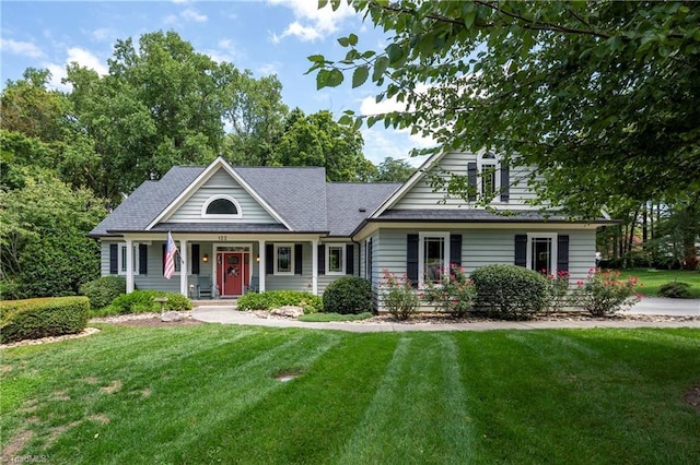 view of front of property featuring a front lawn