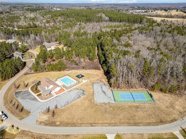 birds eye view of property featuring a forest view