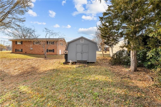 view of yard featuring a storage unit