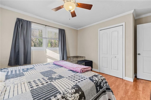 bedroom with hardwood / wood-style floors, a closet, ornamental molding, and ceiling fan